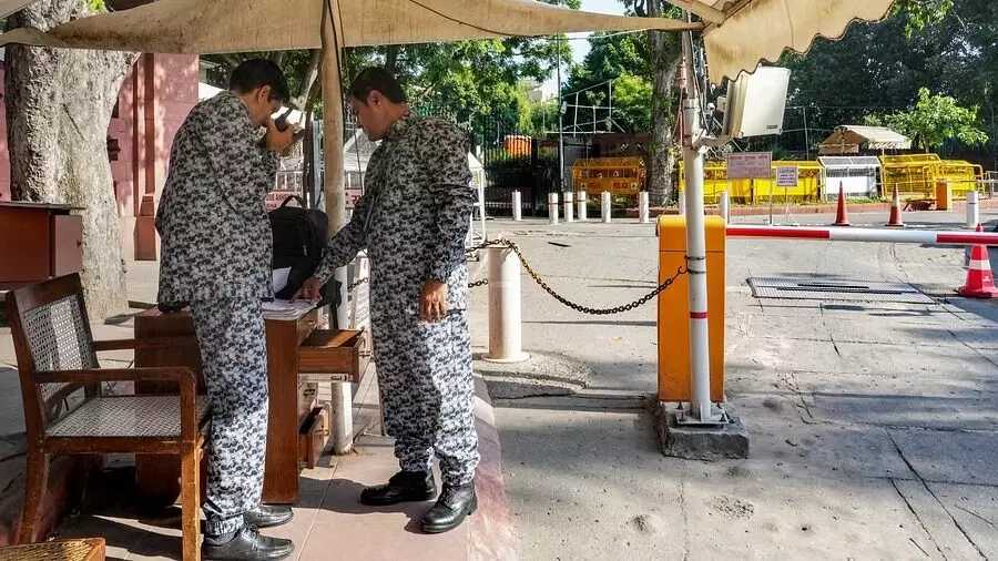 ಸಂಸತ್ತಿನ ಭದ್ರತಾ ಸಿಬ್ಬಂದಿಗಳ ದೂರಿನಿಂದಾಗಿ ನೂತನ ಸಮವಸ್ತ್ರವನ್ನು ಜಾರಿಗೊಳಿಸಿದ ಬೆನ್ನಲ್ಲೇ ಅದನ್ನು ಹಿಂದೆಗೆದುಕೊಂಡ ಸರಕಾರ ಸಂಸತ್ತಿನ ಭದ್ರತಾ ಸಿಬ್ಬಂದಿಗಳ ದೂರಿನಿಂದಾಗಿ ನೂತನ ಸಮವಸ್ತ್ರವನ್ನು ಜಾರಿಗೊಳಿಸಿದ ಬೆನ್ನಲ್ಲೇ ಅದನ್ನು ಹಿಂದೆಗೆದುಕೊಂಡ ಸರಕಾರ