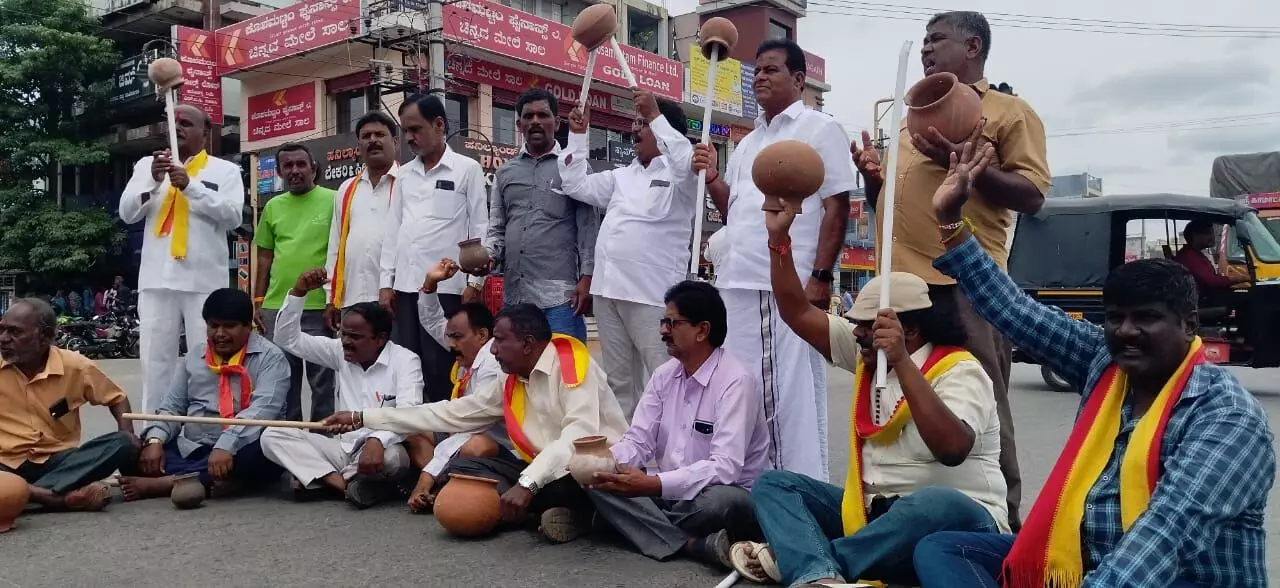 ಕಾವೇರಿ ನದಿ ನೀರು ವಿವಾದ: ಸೆ.23ರಂದು ಮಂಡ್ಯ ಬಂದ್ಗೆ ಕರೆ ಕಾವೇರಿ ನದಿ ನೀರು ವಿವಾದ: ಸೆ.23ರಂದು ಮಂಡ್ಯ ಬಂದ್ಗೆ ಕರೆ