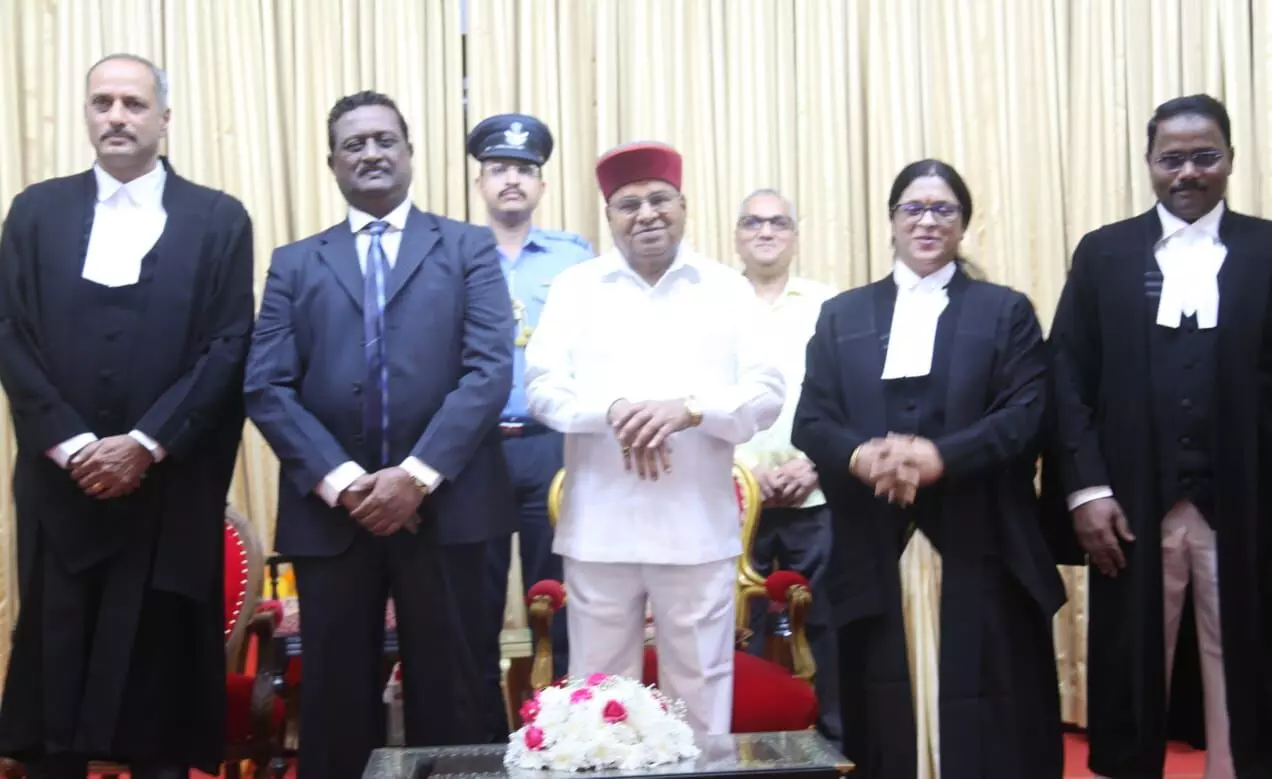 ಹೈಕೋರ್ಟ್: ಮೂವರು ಹೆಚ್ಚುವರಿ ನ್ಯಾಯಮೂರ್ತಿಗಳ ಪ್ರಮಾಣ ವಚನ ಸ್ವೀಕಾರ ಹೈಕೋರ್ಟ್: ಮೂವರು ಹೆಚ್ಚುವರಿ ನ್ಯಾಯಮೂರ್ತಿಗಳ ಪ್ರಮಾಣ ವಚನ ಸ್ವೀಕಾರ