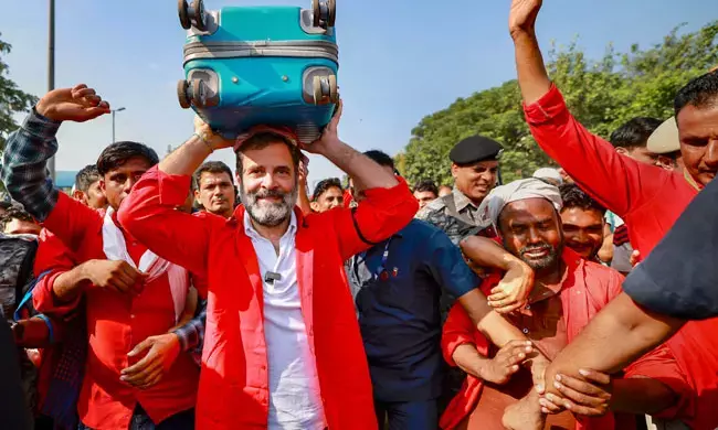 ದಿಲ್ಲಿಯಲ್ಲಿ ರೈಲ್ವೆ ಹಮಾಲಿಗಳನ್ನು ಭೇಟಿ ಮಾಡಿದ ರಾಹುಲ್ ಗಾಂಧಿ