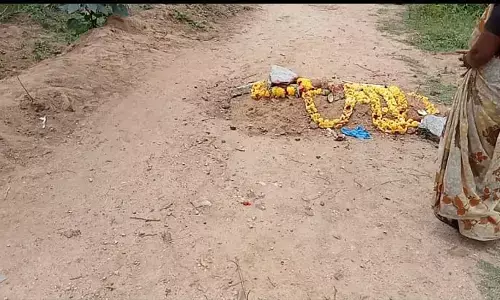 ತುಮಕೂರು | ಸ್ಮಶಾನ ವಿವಾದ: ರಸ್ತೆಯಲ್ಲಿಯೇ ಮೃತ ವ್ಯಕ್ತಿಯ ಅಂತ್ಯ ಸಂಸ್ಕಾರ