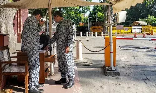 ಸಂಸತ್ತಿನ ಭದ್ರತಾ ಸಿಬ್ಬಂದಿಗಳ ದೂರಿನಿಂದಾಗಿ ನೂತನ ಸಮವಸ್ತ್ರವನ್ನು ಜಾರಿಗೊಳಿಸಿದ ಬೆನ್ನಲ್ಲೇ ಅದನ್ನು ಹಿಂದೆಗೆದುಕೊಂಡ ಸರಕಾರ