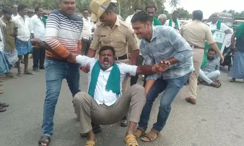 ಚಾಮರಾಜನಗರದಲ್ಲಿ ತೀವ್ರಗೊಂಡ ರೈತರ ಪ್ರತಿಭಟನೆ: ಹೆದ್ದಾರಿ ಬಂದ್‌, ಹಲವರು ಪೊಲೀಸ್‌ ವಶಕ್ಕೆ