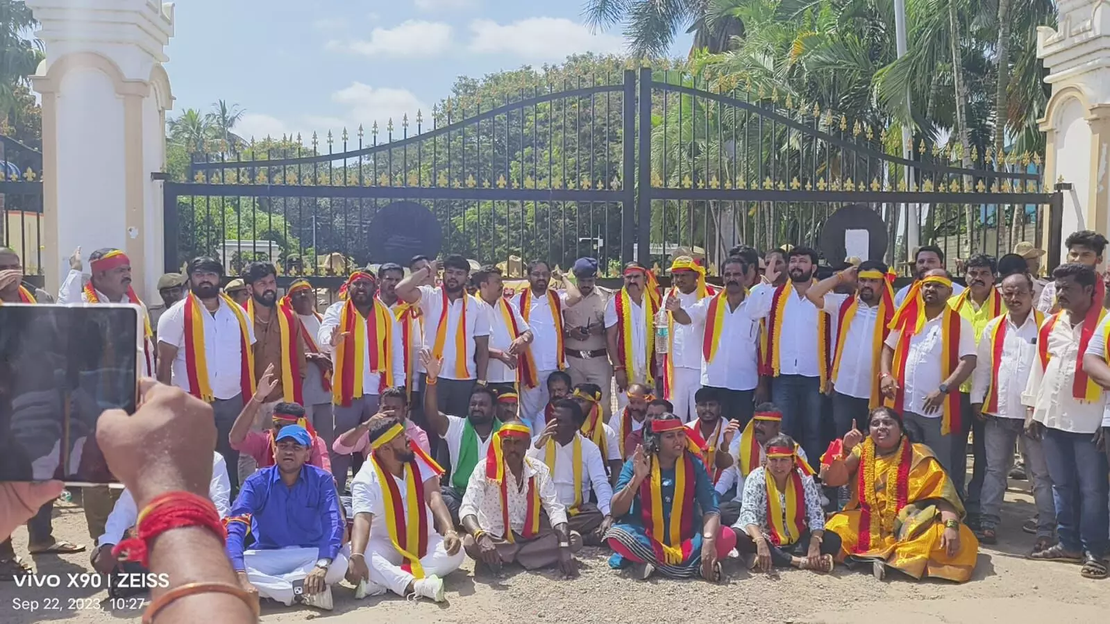 ಬೆಂಗಳೂರಿಗೆ ನೀರು ಬಿಡುವುದನ್ನು ನಿಲ್ಲಿಸುವಂತೆ ಪಟ್ಟು: ಮಂಡ್ಯ ಪಂಪ್​ಹೌಸ್​ಗೆ ವಿವಿಧ ಕನ್ನಡ ಪರ ಸಂಘಟನೆಗಳ ಮುತ್ತಿಗೆ