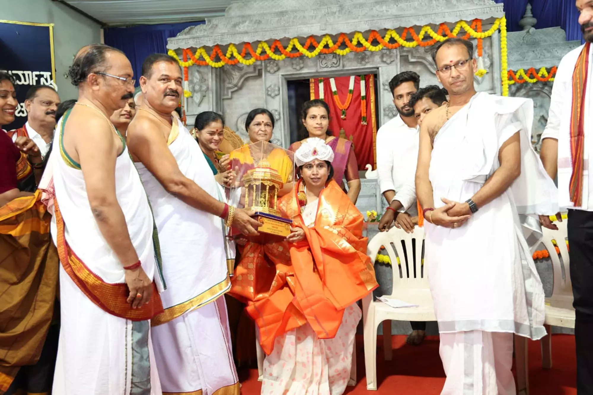 ಕಟಪಾಡಿ: ಉಸ್ತುವಾರಿ ಸಚಿವೆ ಲಕ್ಷ್ಮೀ ಹೆಬ್ಬಾಳ್ಕರ್ಗೆ ಸನ್ಮಾನ ಕಟಪಾಡಿ: ಉಸ್ತುವಾರಿ ಸಚಿವೆ ಲಕ್ಷ್ಮೀ ಹೆಬ್ಬಾಳ್ಕರ್ಗೆ ಸನ್ಮಾನ