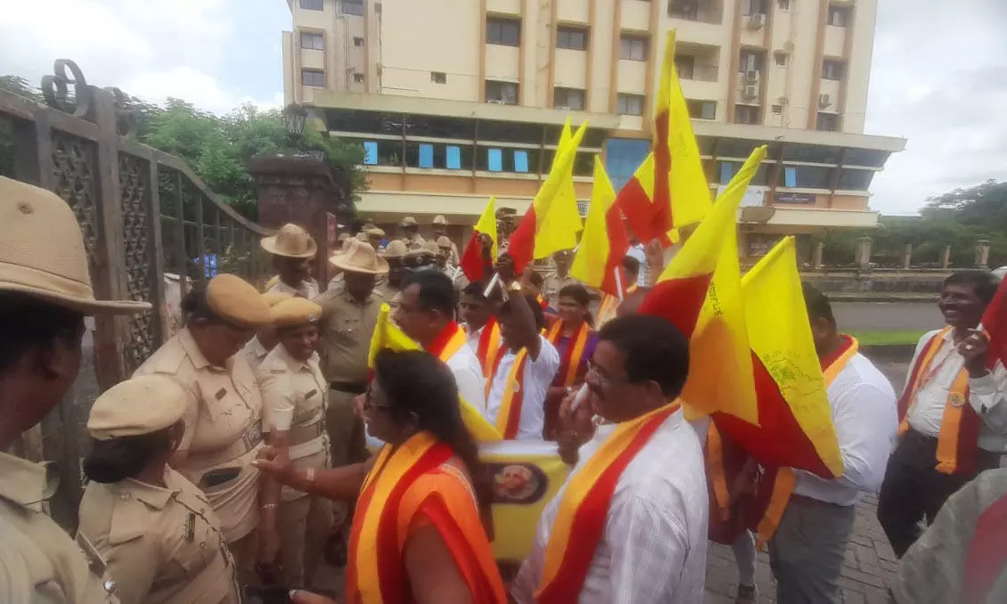 ಉಡುಪಿ ಡಿಸಿ ಕಚೇರಿ ಮುತ್ತಿಗೆಗೆ ಯತ್ನ: ಕರವೇ ಕಾರ್ಯಕರ್ತರು ಪೊಲೀಸ್ ವಶಕ್ಕೆ ಉಡುಪಿ ಡಿಸಿ ಕಚೇರಿ ಮುತ್ತಿಗೆಗೆ ಯತ್ನ: ಕರವೇ ಕಾರ್ಯಕರ್ತರು ಪೊಲೀಸ್ ವಶಕ್ಕೆ