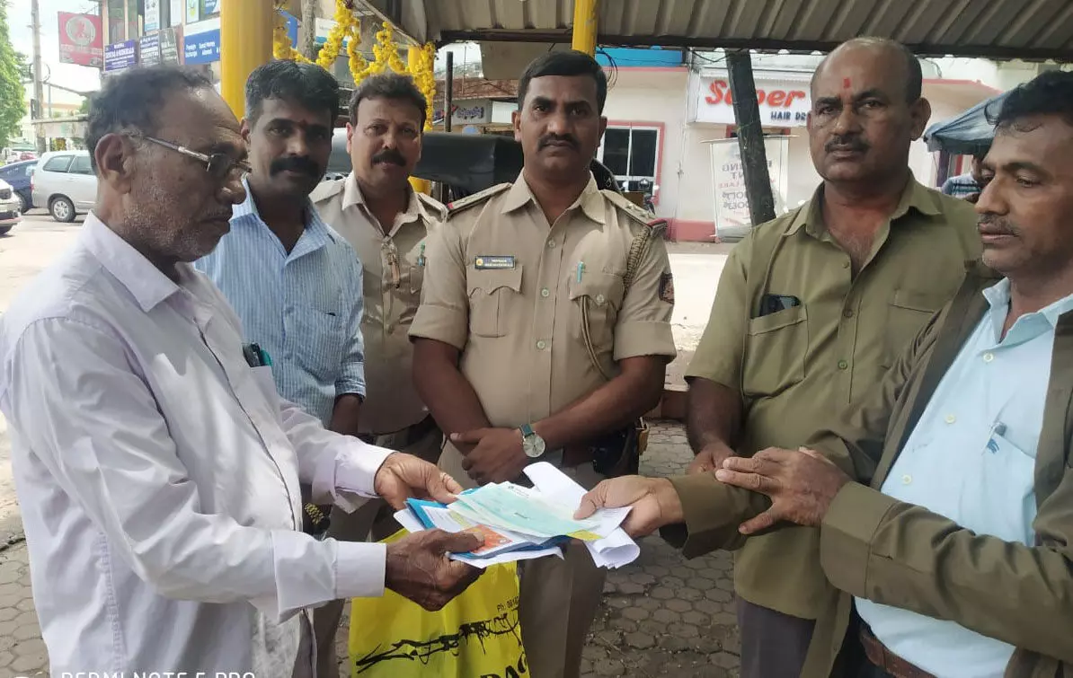 ಮಣಿಪಾಲ: 7 ಲಕ್ಷ ರೂ. ಮೊತ್ತದ ಚೆಕ್ ಮರಳಿಸಿ ಪ್ರಾಮಾಣಿಕತೆ ಮೆರೆದ ರಿಕ್ಷಾ ಚಾಲಕ