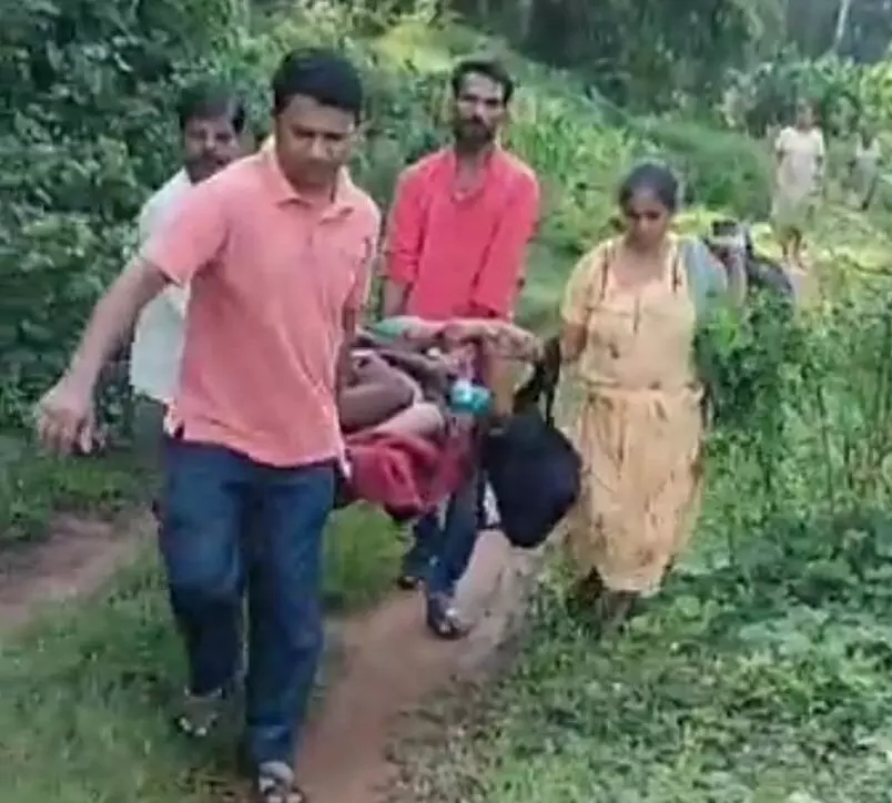 ಉಪ್ಪಿನಂಗಡಿ: ಕೆಸರುಮಯ ರಸ್ತೆಯಲ್ಲಿ ಆ್ಯಂಬುಲೆನ್ಸ್ ಸಂಚಾರಕ್ಕೆ ಅಡಚಣೆ; ಹೊತ್ತುಕೊಂಡೇ ಕರೆತಂದು ರೋಗಿಗೆ ತುರ್ತುಚಿಕಿತ್ಸೆ ನೀಡಿ ಆಸ್ಪತ್ರೆಗೆ ದಾಖಲು ಉಪ್ಪಿನಂಗಡಿ: ಕೆಸರುಮಯ ರಸ್ತೆಯಲ್ಲಿ ಆ್ಯಂಬುಲೆನ್ಸ್ ಸಂಚಾರಕ್ಕೆ ಅಡಚಣೆ; ಹೊತ್ತುಕೊಂಡೇ ಕರೆತಂದು ರೋಗಿಗೆ ತುರ್ತುಚಿಕಿತ್ಸೆ ನೀಡಿ ಆಸ್ಪತ್ರೆಗೆ ದಾಖಲು