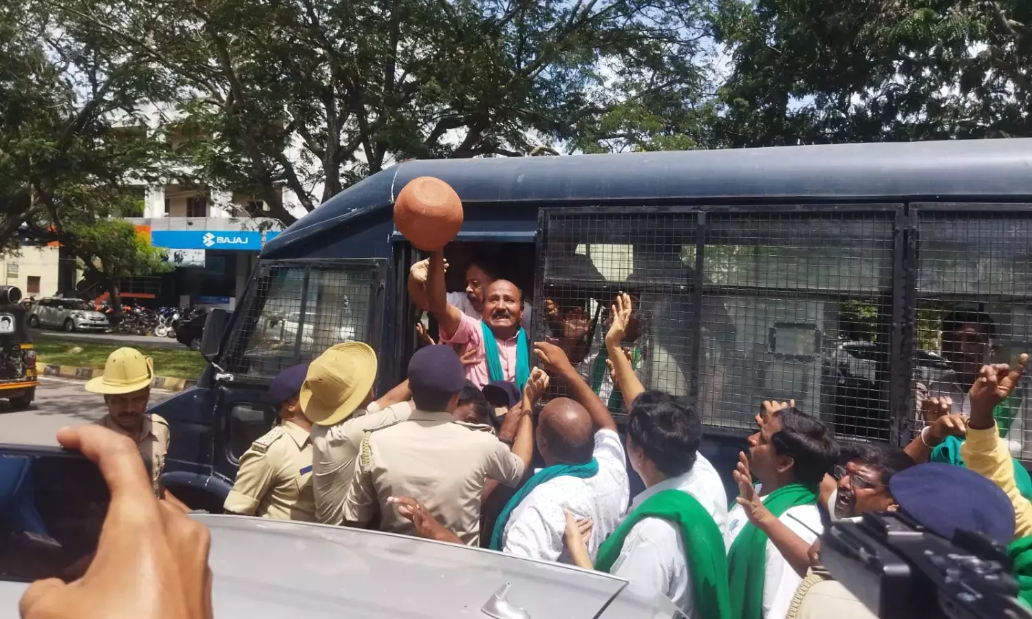 ಮೈಸೂರು | ಸಚಿವರ ಸಭೆಗೆ ಮುತ್ತಿಗೆ ಹಾಕಲು ರೈತರ ಯತ್ನ: ಹಲವರು ಪೊಲೀಸ್‌ ವಶಕ್ಕೆ