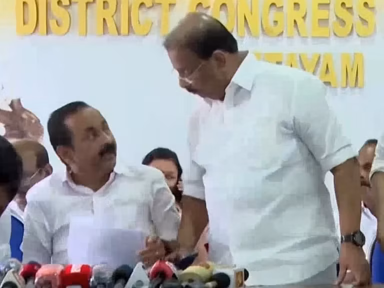 ಪತ್ರಿಕಾಗೋಷ್ಠಿಯಲ್ಲಿ ಯಾರು ಮೊದಲು ಮಾತನಾಡಬೇಕೆಂಬ ಕುರಿತು ಕೇರಳದ ಕಾಂಗ್ರೆಸ್ ನಾಯಕರ ಮಧ್ಯೆ ವಾಗ್ವಾದದ ವೀಡಿಯೊ ವೈರಲ್