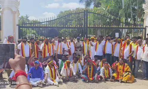 ಬೆಂಗಳೂರಿಗೆ ನೀರು ಬಿಡುವುದನ್ನು ನಿಲ್ಲಿಸುವಂತೆ ಪಟ್ಟು: ಮಂಡ್ಯ ಪಂಪ್​ಹೌಸ್​ಗೆ ವಿವಿಧ ಕನ್ನಡ ಪರ ಸಂಘಟನೆಗಳ ಮುತ್ತಿಗೆ