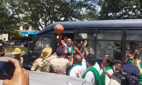 ಮೈಸೂರು | ಸಚಿವರ ಸಭೆಗೆ ಮುತ್ತಿಗೆ ಹಾಕಲು ರೈತರ ಯತ್ನ: ಹಲವರು ಪೊಲೀಸ್‌ ವಶಕ್ಕೆ