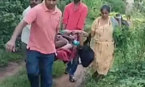 ಉಪ್ಪಿನಂಗಡಿ: ಕೆಸರುಮಯ ರಸ್ತೆಯಲ್ಲಿ ಆ್ಯಂಬುಲೆನ್ಸ್ ಸಂಚಾರಕ್ಕೆ ಅಡಚಣೆ; ಹೊತ್ತುಕೊಂಡೇ ಕರೆತಂದು ರೋಗಿಗೆ ತುರ್ತುಚಿಕಿತ್ಸೆ ನೀಡಿ ಆಸ್ಪತ್ರೆಗೆ ದಾಖಲು