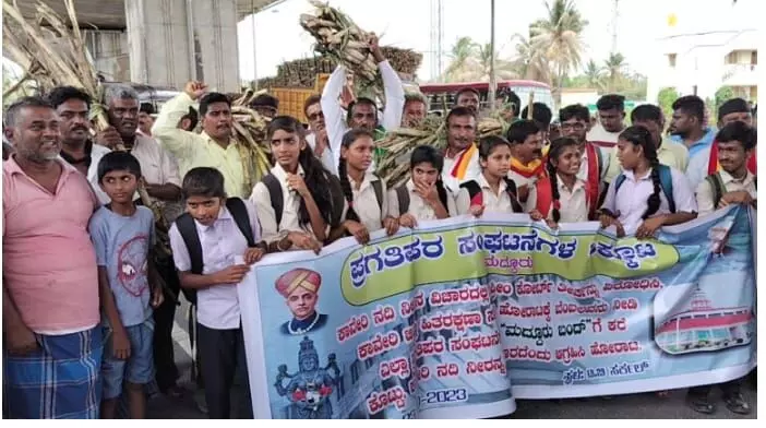 ಕಾವೇರಿದ ಕಾವೇರಿ ಹೋರಾಟ | ಮದ್ದೂರಿನಲ್ಲಿ ರೈತರ ಪ್ರತಿಭಟನೆಯಲ್ಲಿ ಕಾಲೇಜು ವಿದ್ಯಾರ್ಥಿಗಳ ಭಾಗಿ