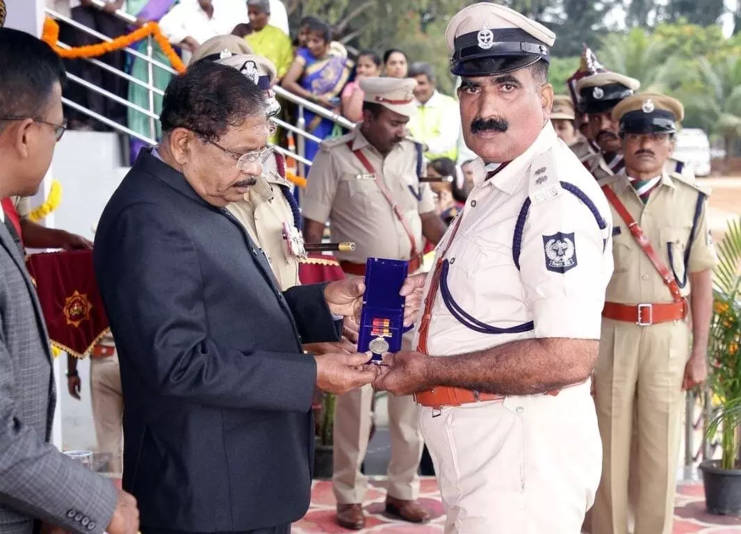 ಮಾರ್ಕ್ ಸೇರಾರಿಗೆ ಮುಖ್ಯಮಂತ್ರಿ ಪದಕ ಪ್ರದಾನ ಮಾರ್ಕ್ ಸೇರಾರಿಗೆ ಮುಖ್ಯಮಂತ್ರಿ ಪದಕ ಪ್ರದಾನ