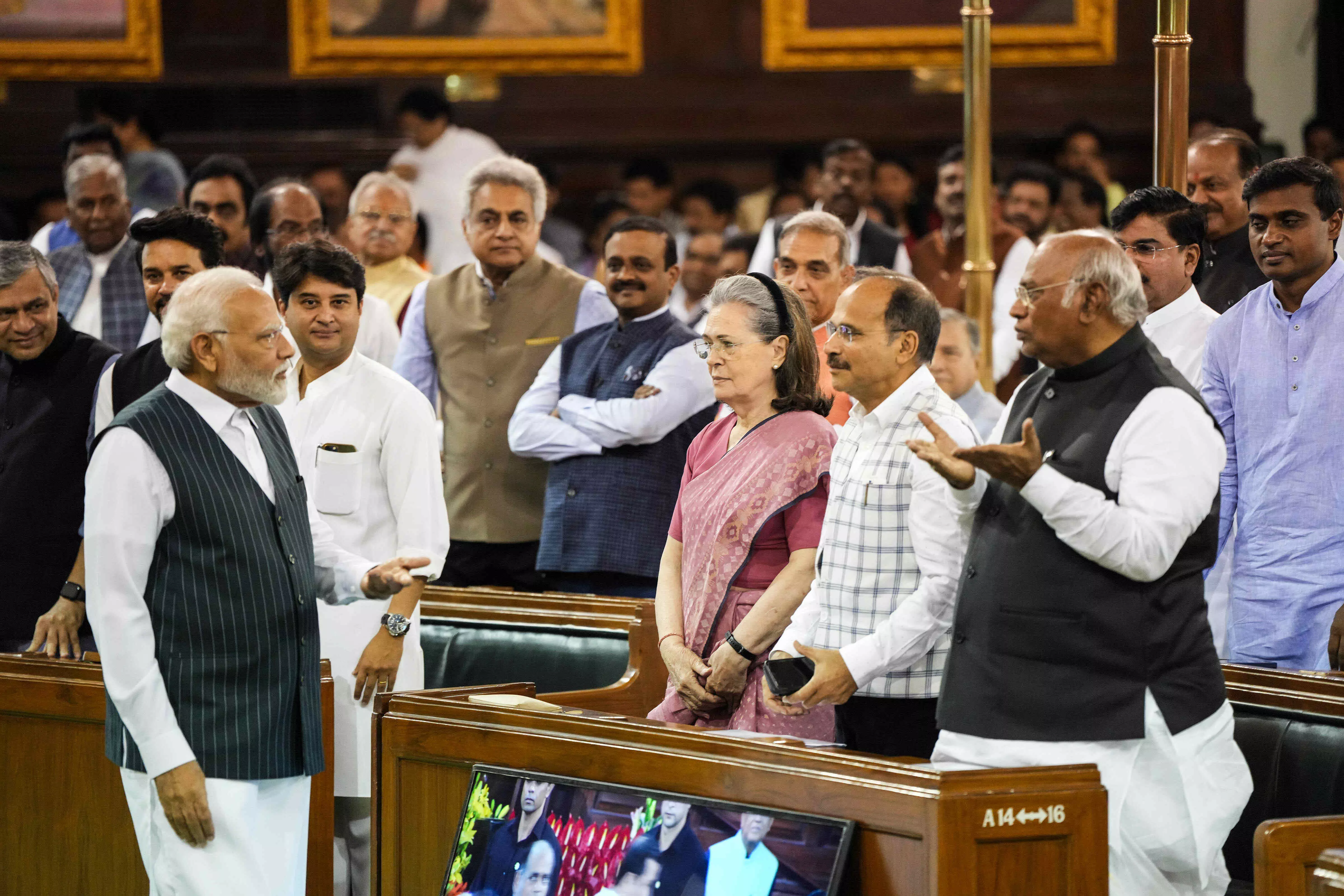 ಅಸ್ಪೃಶ್ಯರೆಂಬ ಕಾರಣಕ್ಕಾಗಿ ಸಂಸತ್ ಭವನದ ಶಿಲಾನ್ಯಾಸಕ್ಕೆ ಆಗಿನ ರಾಷ್ಟ್ರಪತಿ ಕೋವಿಂದ್ ಗೆ ಆಹ್ವಾನವಿರಲಿಲ್ಲ ಅಸ್ಪೃಶ್ಯರೆಂಬ ಕಾರಣಕ್ಕಾಗಿ ಸಂಸತ್ ಭವನದ ಶಿಲಾನ್ಯಾಸಕ್ಕೆ ಆಗಿನ ರಾಷ್ಟ್ರಪತಿ ಕೋವಿಂದ್ ಗೆ ಆಹ್ವಾನವಿರಲಿಲ್ಲ