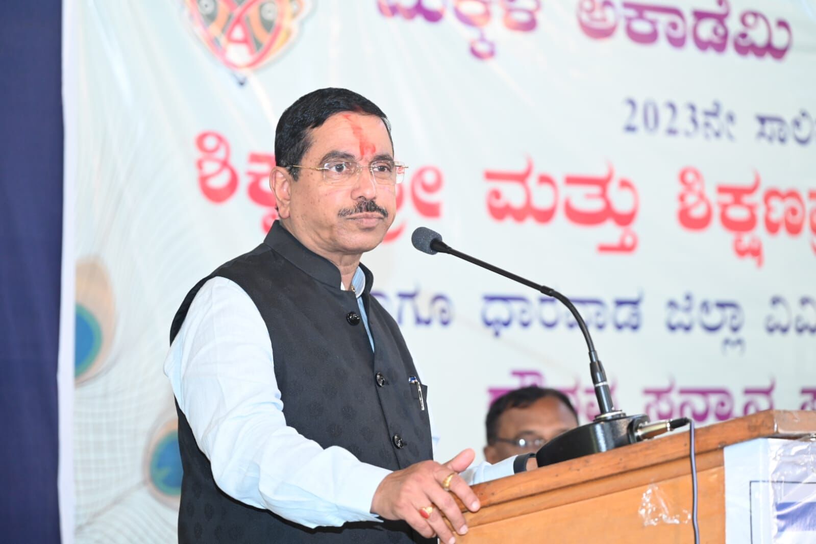 ಕಾವೇರಿ ಬಿಕ್ಕಟ್ಟು |  ಕೇಂದ್ರ ಮಧ್ಯಸ್ಥಿಕೆ ವಹಿಸಲು ಸಾಧ್ಯವಿಲ್ಲ ಎಂದ ಪ್ರಹ್ಲಾದ್ ಜೋಶಿ