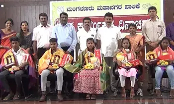 ಮಂಗಳೂರು: ಮೇಯರ್‌ರಿಂದ ಪೌರ ಕಾರ್ಮಿಕರ ಪಾದಪೂಜೆ