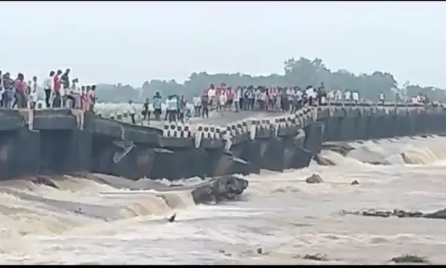 ಬಿಹಾರ: ಭೀಕರ ಮಳೆ: ನದಿ ನೀರಿನ ರಭಸಕ್ಕೆ ಕೊಚ್ಚಿ ಹೋದ ಸೇತುವೆ