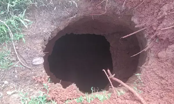 ಉಡುಪಿ: ರಸ್ತೆ ಮಧ್ಯದಲ್ಲಿಯೇ ಬೃಹತ್ ಕೃತಕ ಹೊಂಡ!