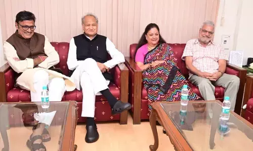 ರಾಜಸ್ಥಾನ ಮುಖ್ಯಮಂತ್ರಿ ಅಶೋಕ್ ಗೆಹ್ಲೋಟ್ ಭೇಟಿಯಾದ ಬಿಜೆಪಿ ನಾಯಕಿ  ವಸುಂಧರಾ ರಾಜೆ: ಫೋಟೋ ವೈರಲ್