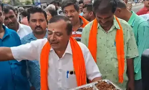 ಕಾವೇರಿ ಹೋರಾಟ | ಮಣ್ಣು ಬಾಯಿಗೆ ಹಾಕಿ ಬಿಜೆಪಿ ಕಾರ್ಯಕರ್ತನಿಂದ ಪ್ರತಿಭಟನೆ