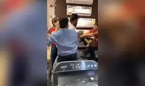 ಐಫೋನ್‌ ಮಾರಾಟ ವೇಳೆ ವಿಳಂಬ: ಅಂಗಡಿ ನೌಕರರಿಗೆ ಗ್ರಾಹಕರಿಂದ ಥಳಿತ