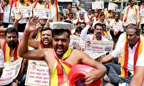 ಚಿತ್ರಗಳಲ್ಲಿ ನೋಡಿ-  ತೀವ್ರಗೊಂಡ ಕಾವೇರಿ ಹೋರಾಟ