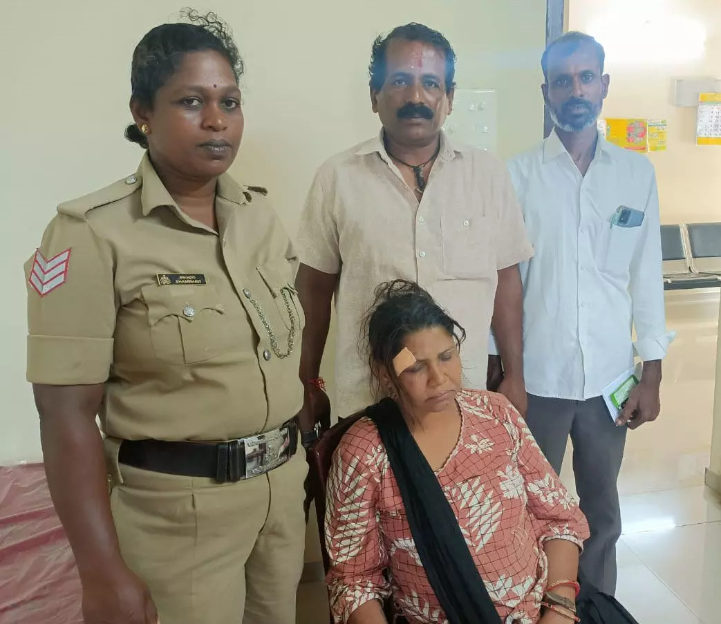 ಹಾರಾಡಿ: ರಾತ್ರಿ ಗದ್ದೆ ನೀರಿನಲ್ಲಿ ಬಿದ್ದಿದ್ದ ಮಹಿಳೆಯ ರಕ್ಷಣೆ ಹಾರಾಡಿ: ರಾತ್ರಿ ಗದ್ದೆ ನೀರಿನಲ್ಲಿ ಬಿದ್ದಿದ್ದ ಮಹಿಳೆಯ ರಕ್ಷಣೆ