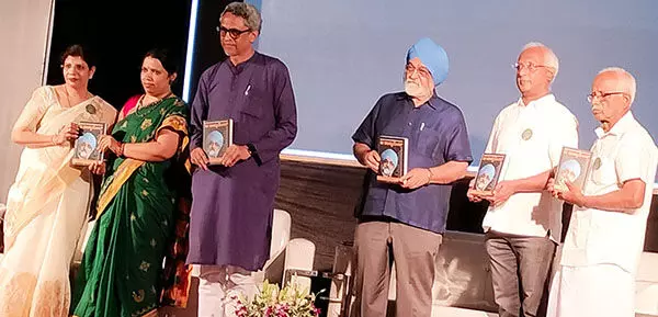 ಎಲ್ಲರನ್ನೂ ಒಳಗೊಳ್ಳುವ, ಸುಸ್ಥಿರ ಅಭಿವೃದ್ಧಿ ದೇಶದ ತುರ್ತು ಅಗತ್ಯತೆ: ಅರ್ಥಶಾಸ್ತ್ರಜ್ಞ ಮೊಂಟೆಕ್ ಸಿಂಗ್ ಅಹ್ಲೂವಾಲಿಯಾ ಅಭಿಮತ ಎಲ್ಲರನ್ನೂ ಒಳಗೊಳ್ಳುವ, ಸುಸ್ಥಿರ ಅಭಿವೃದ್ಧಿ ದೇಶದ ತುರ್ತು ಅಗತ್ಯತೆ: ಅರ್ಥಶಾಸ್ತ್ರಜ್ಞ ಮೊಂಟೆಕ್ ಸಿಂಗ್ ಅಹ್ಲೂವಾಲಿಯಾ ಅಭಿಮತ