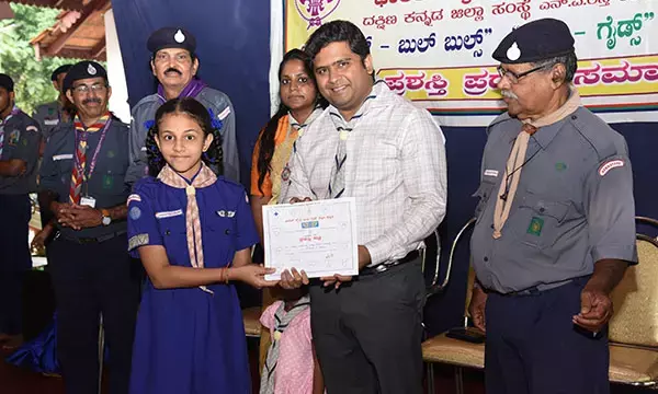 ವಿದ್ಯಾರ್ಥಿಗಳು ಅಂಕ ಗಳಿಕೆಗೆ ಸೀಮಿತವಾಗಬಾರದು: ಡಿಸಿ ಮುಲ್ಲೈ ಮುಗಿಲನ್