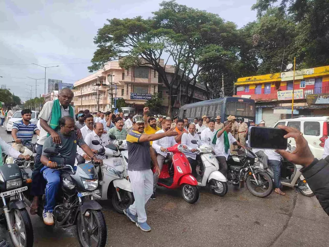 ಭದ್ರಾ ನೀರು ಹರಿಸುವಂತೆ ಒತ್ತಾಯ: ದಾವಣಗೆರೆ ಬಂದ್ ಗೆ ಮಿಶ್ರ ಪ್ರತಿಕ್ರಿಯೆ ಭದ್ರಾ ನೀರು ಹರಿಸುವಂತೆ ಒತ್ತಾಯ: ದಾವಣಗೆರೆ ಬಂದ್ ಗೆ ಮಿಶ್ರ ಪ್ರತಿಕ್ರಿಯೆ