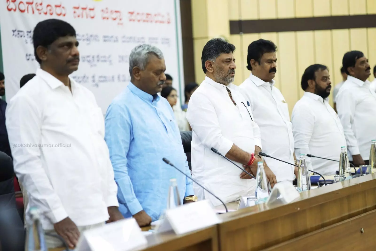 ಸರಕಾರಕ್ಕೆ ಒಳ್ಳೆಯ ಹೆಸರು ತನ್ನಿ, ಇಲ್ಲದಿದ್ದರೆ ಬೇರೆ ಜಾಗ ನೋಡಿಕೊಳ್ಳಿ: ಅಧಿಕಾರಿಗಳಿಗೆ ಡಿಸಿಎಂ ಡಿ.ಕೆ. ಶಿವಕುಮಾರ್ ಎಚ್ಚರಿಕೆ ಸರಕಾರಕ್ಕೆ ಒಳ್ಳೆಯ ಹೆಸರು ತನ್ನಿ, ಇಲ್ಲದಿದ್ದರೆ ಬೇರೆ ಜಾಗ ನೋಡಿಕೊಳ್ಳಿ: ಅಧಿಕಾರಿಗಳಿಗೆ ಡಿಸಿಎಂ ಡಿ.ಕೆ. ಶಿವಕುಮಾರ್ ಎಚ್ಚರಿಕೆ