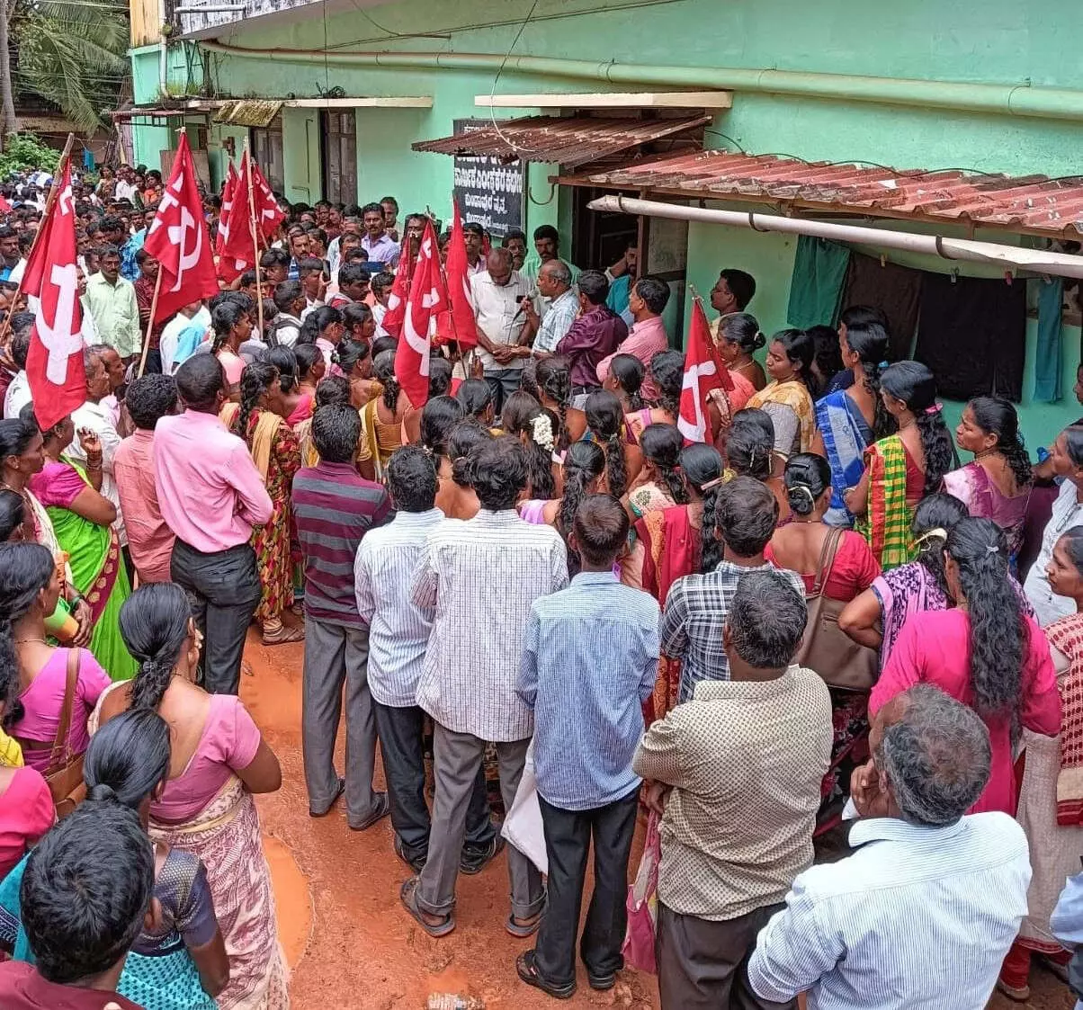 ಕಟ್ಟಡ ಕಾರ್ಮಿಕರ ಮಕ್ಕಳಿಗೆ ಶೈಕ್ಷಣಿಕ ಧನಸಹಾಯ ಬಿಡುಗಡೆ ವಿಳಂಬ ಖಂಡಿಸಿ ಪ್ರತಿಭಟನೆ