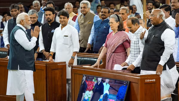 ಸಂಸತ್ತಿನ ವಿಶೇಷ ಅಧಿವೇಶನ : ಪ್ರಧಾನಿ ಸರಣಿ ಭಾಷಣ, ರಾಷ್ಟ್ರಪತಿ ಬಂದೇ ಇಲ್ಲ