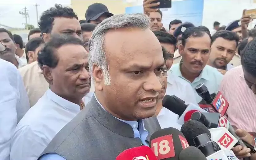 ತಮ್ಮ ಅಸ್ತಿತ್ವ ಉಳಿಸಿಕೊಳ್ಳಲು ಬಿಜೆಪಿ ನಾಯಕರ ಕಾಲಿಗೆ ಬಿದ್ದ ಕುಮಾರಸ್ವಾಮಿ: ಪ್ರಿಯಾಂಕ್ ಖರ್ಗೆ ವಾಗ್ದಾಳಿ