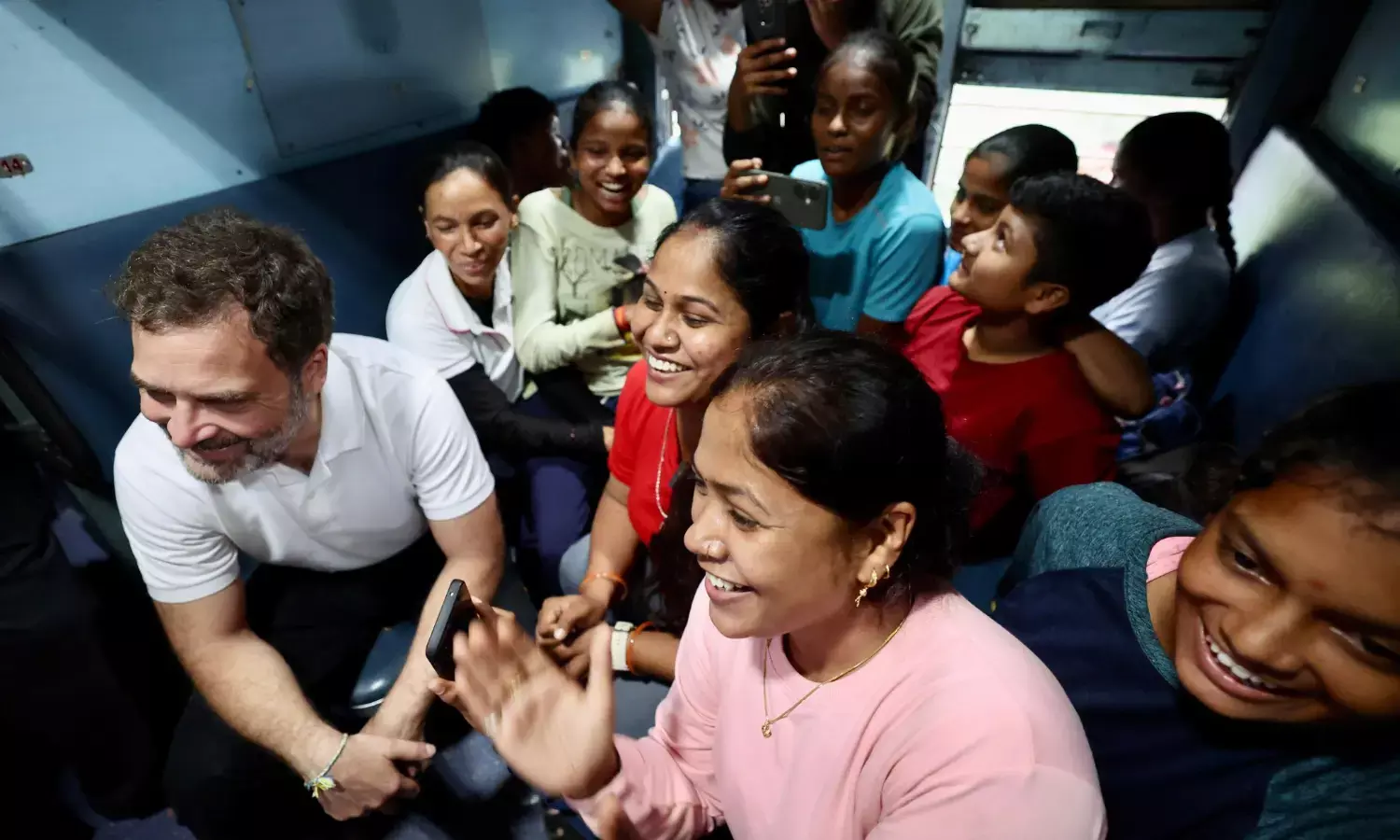 ರೈಲಿನಲ್ಲಿ ಸಂಚರಿಸಿ, ಪ್ರಯಾಣಿಕರೊಂದಿಗೆ ಬೆರೆತ ರಾಹುಲ್‌ ಗಾಂಧಿ ಪೋಟೋ ವೈರಲ್