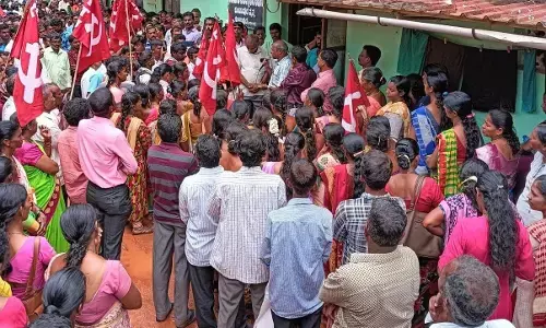 ಕಟ್ಟಡ ಕಾರ್ಮಿಕರ ಮಕ್ಕಳಿಗೆ ಶೈಕ್ಷಣಿಕ ಧನಸಹಾಯ ಬಿಡುಗಡೆ ವಿಳಂಬ ಖಂಡಿಸಿ ಪ್ರತಿಭಟನೆ