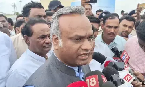 ತಮ್ಮ ಅಸ್ತಿತ್ವ ಉಳಿಸಿಕೊಳ್ಳಲು ಬಿಜೆಪಿ ನಾಯಕರ ಕಾಲಿಗೆ ಬಿದ್ದ ಕುಮಾರಸ್ವಾಮಿ: ಪ್ರಿಯಾಂಕ್ ಖರ್ಗೆ ವಾಗ್ದಾಳಿ