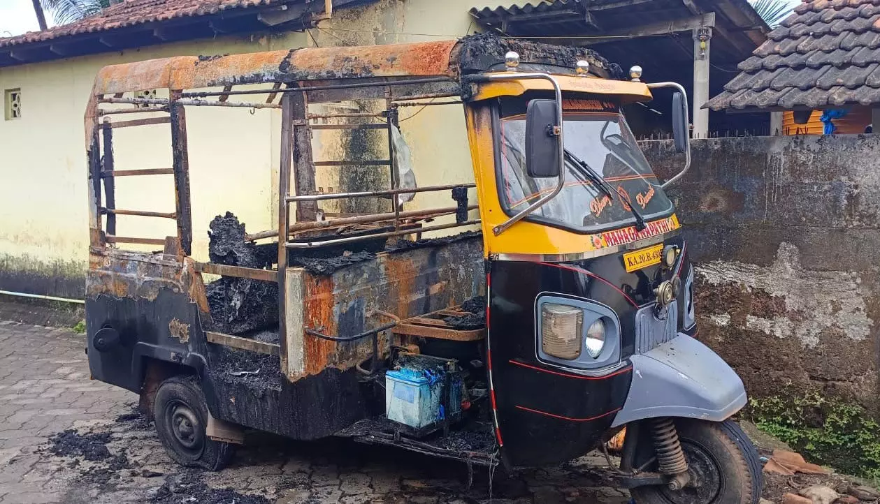 ನೆರೆಕರೆ ಮಧ್ಯೆ ಗಲಾಟೆ: ರಿಕ್ಷಾಕ್ಕೆ ಬೆಂಕಿ ನೆರೆಕರೆ ಮಧ್ಯೆ ಗಲಾಟೆ: ರಿಕ್ಷಾಕ್ಕೆ ಬೆಂಕಿ