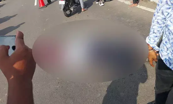 ರಸ್ತೆ ವಿಭಜಕಕ್ಕೆ ಬೈಕ್ ಢಿಕ್ಕಿ: ಸ್ಥಳದಲ್ಲೇ ಇಬ್ಬರು ವಿದ್ಯಾರ್ಥಿಗಳು ಮೃತ್ಯು