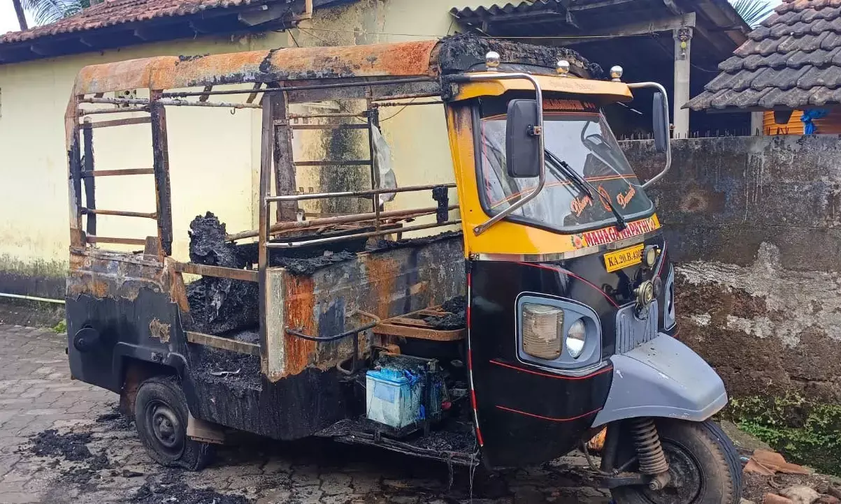 ನೆರೆಕರೆ ಮಧ್ಯೆ ಗಲಾಟೆ: ರಿಕ್ಷಾಕ್ಕೆ ಬೆಂಕಿ