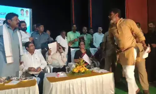 ʼಜನತಾ ದರ್ಶನʼ ಕಾರ್ಯಕ್ರಮದ ವೇದಿಕೆಯಲ್ಲಿ ಜಟಾಪಟಿ: ಕೋಲಾರ ಸಂಸದ ಮುನಿಸ್ವಾಮಿ, ಬಂಗಾರಪೇಟೆ ಶಾಸಕ ನಾರಾಯಣಸ್ವಾಮಿ ಬಂಧನಕ್ಕೆ ಒತ್ತಾಯ