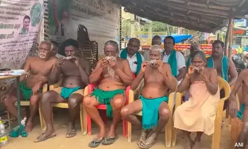 ತಮ್ಮ ಬಾಯಿಗಳಲ್ಲಿ ಇಲಿಗಳನ್ನು ಇಟ್ಟುಕೊಂಡು ಪ್ರತಿಭಟನೆ ನಡೆಸಿದ ತಮಿಳುನಾಡು ರೈತರು