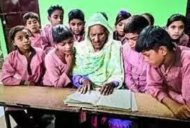 92ರ ಹರೆಯದಲ್ಲಿ ಓದಲು ಕಲಿತು ಸಮಾಜಕ್ಕೆ ಪ್ರೇರಣೆಯಾದ ಖಾನ್ ಚಾಚಿ