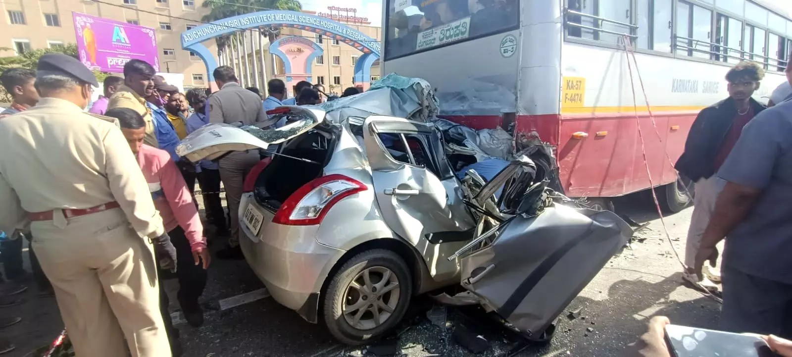 ಮಂಡ್ಯ | ನಿಲ್ಲಿಸಿದ್ದ ಬಸ್ಸಿಗೆ ಕಾರು ಢಿಕ್ಕಿ: ನಾಲ್ವರು ಮೃತ್ಯು ಮಂಡ್ಯ | ನಿಲ್ಲಿಸಿದ್ದ ಬಸ್ಸಿಗೆ ಕಾರು ಢಿಕ್ಕಿ: ನಾಲ್ವರು ಮೃತ್ಯು
