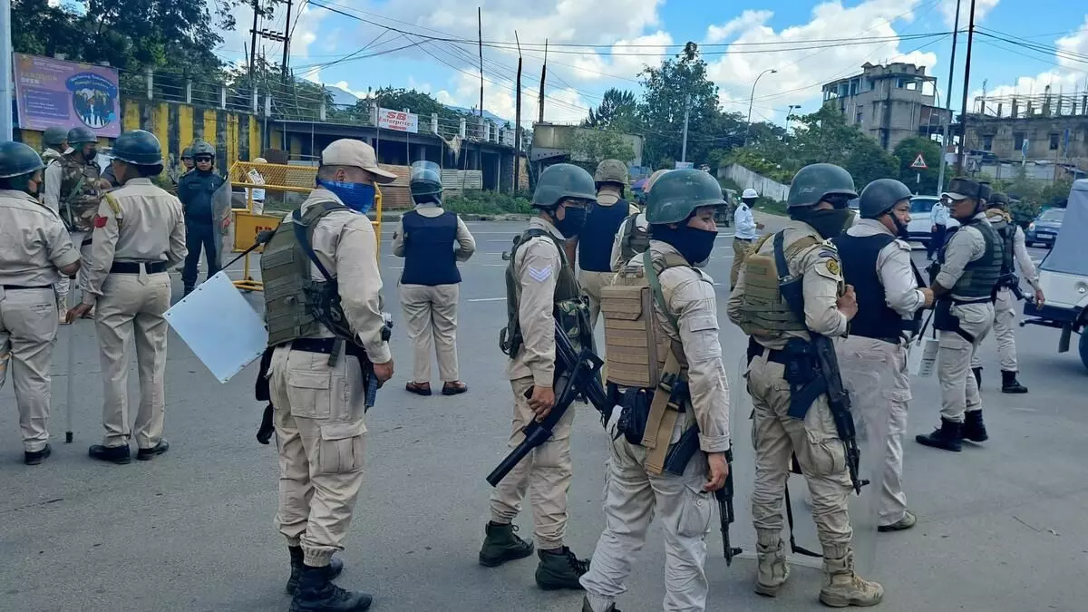 ಮಣಿಪುರದಲ್ಲಿ ಮತ್ತೆ ಭುಗಿಲೆದ್ದ ಹಿಂಸಾಚಾರ; ಇಡೀ ರಾಜ್ಯವನ್ನು ‘ಪ್ರಕ್ಷುಬ್ದ ಪ್ರದೇಶ’ವೆಂದು ಘೋಷಿಸಿದ ಸರಕಾರ ಮಣಿಪುರದಲ್ಲಿ ಮತ್ತೆ ಭುಗಿಲೆದ್ದ ಹಿಂಸಾಚಾರ; ಇಡೀ ರಾಜ್ಯವನ್ನು ‘ಪ್ರಕ್ಷುಬ್ದ ಪ್ರದೇಶ’ವೆಂದು ಘೋಷಿಸಿದ ಸರಕಾರ