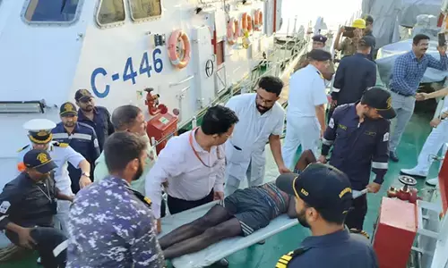 ಸಮುದ್ರದ ಮಧ್ಯೆ ದೋಣಿಯಲ್ಲಿ ಅಸ್ವಸ್ಥಗೊಂಡ ಮೀನುಗಾರನ ರಕ್ಷಣೆ: ಕೋಸ್ಟ್ ಗಾರ್ಡ್ ಕಾರ್ಯಾಚರಣೆ