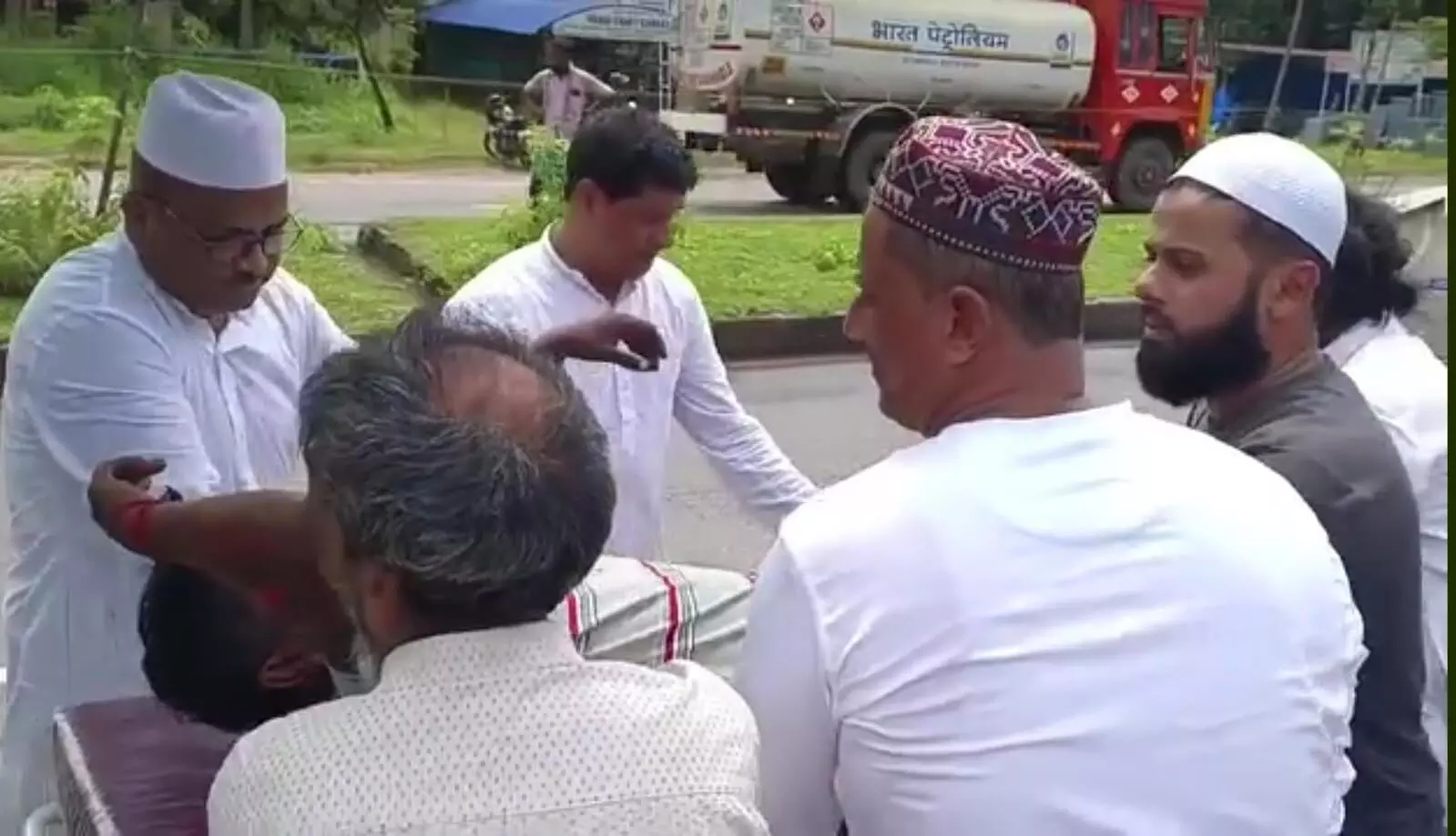 ಕಾಪು: ಅಪಘಾತದ ಗಾಯಾಳುವನ್ನು ಆಸ್ಪತ್ರೆಗೆ ಸಾಗಿಸಿದ ಮಿಲಾದುನ್ನಬಿ ರ‍್ಯಾಲಿಯಲ್ಲಿದ್ದ ಯುವಕರು