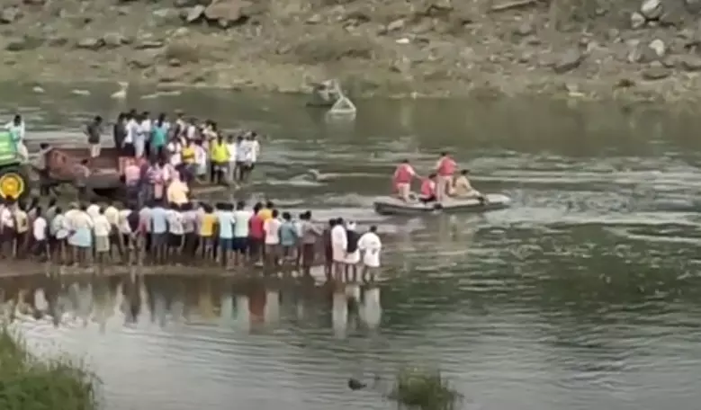 ದಾವಣಗೆರೆ: ದೇವರ ಬೆಳಕೆರೆ ಪಿಕಪ್ ಜಲಾಶಯದ ಹಿನ್ನೀರಿನಲ್ಲಿ ಮುಳುಗಿ ತಂದೆ-ಮಗ ಮೃತ್ಯು ದಾವಣಗೆರೆ: ದೇವರ ಬೆಳಕೆರೆ ಪಿಕಪ್ ಜಲಾಶಯದ ಹಿನ್ನೀರಿನಲ್ಲಿ ಮುಳುಗಿ ತಂದೆ-ಮಗ ಮೃತ್ಯು